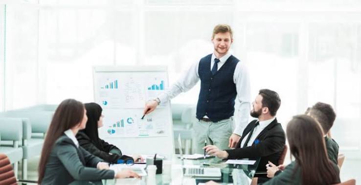 Asesor presentando un análisis financiero a un equipo directivo