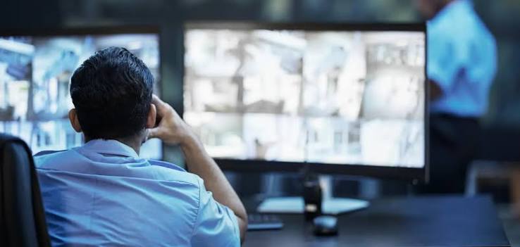 Sala de control con vigilancia de monitores de seguridad