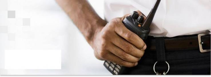 Vigilante de seguridad con equipo de comunicación por radio