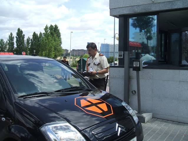Vigilante de seguridad controlando el acceso de un vehículo